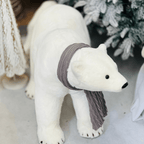 Urso Polar Natalino Com Cachecol Branco e Cinza 90x50cm