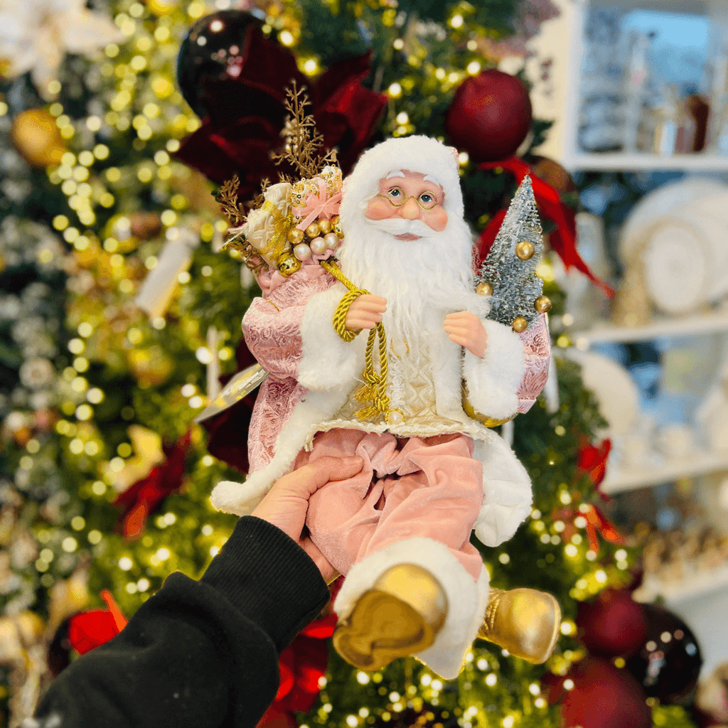 Papai Noel Sentado Com Presentes Rosa 28cm
