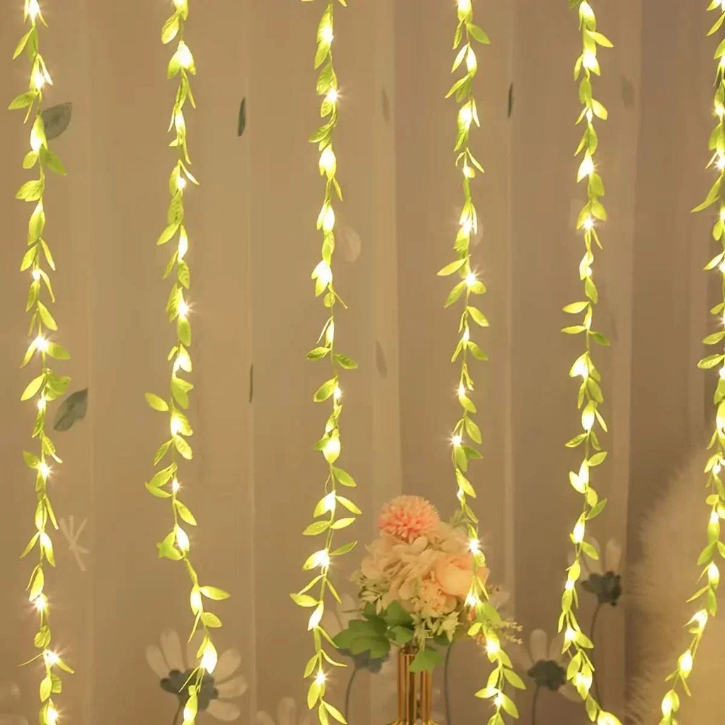 Cortina de Luzes Natalinas com Folhas – Encanto e Magia em Cada Detalhe